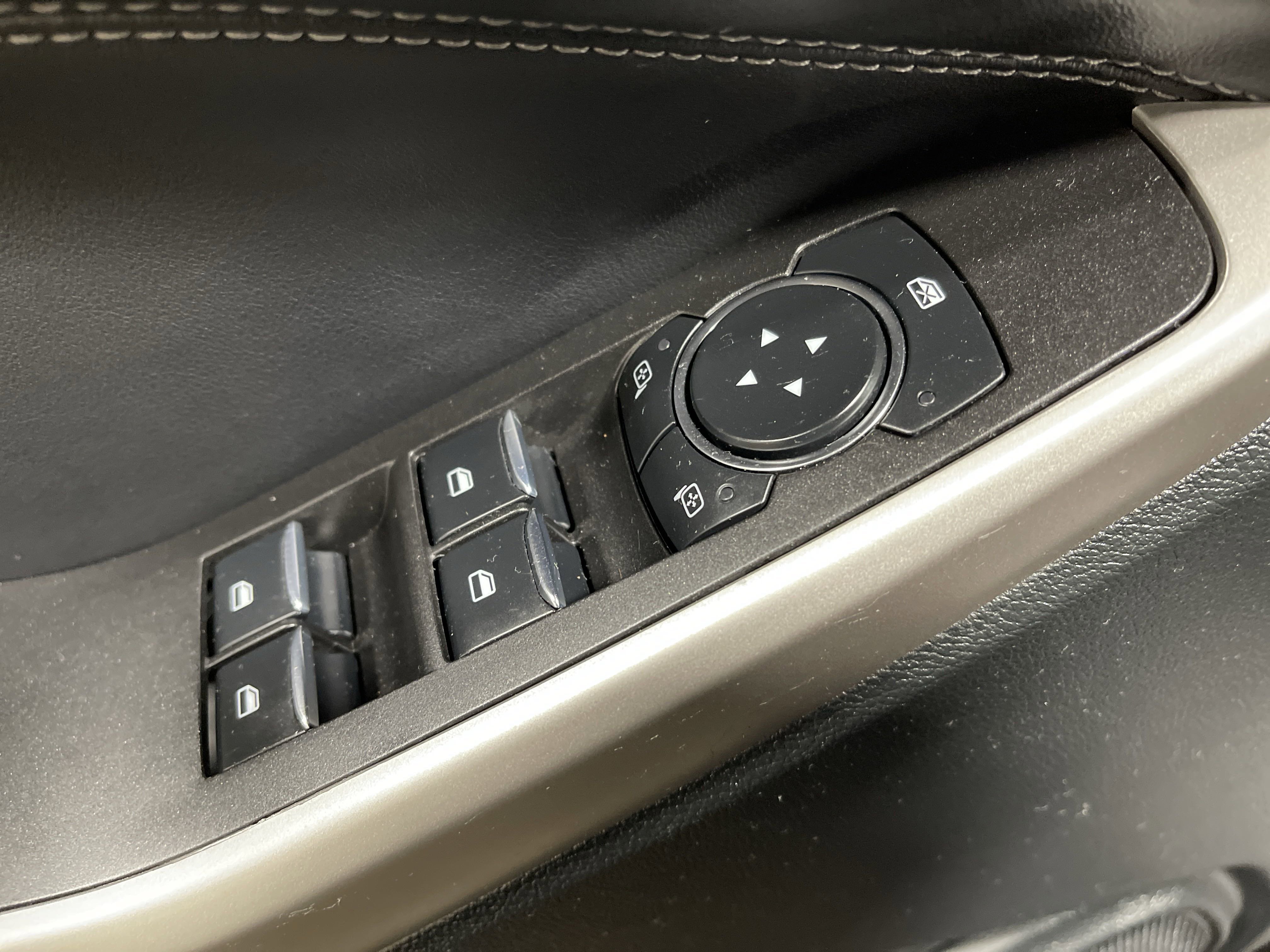 2023 Ford Explorer XLT photo 2