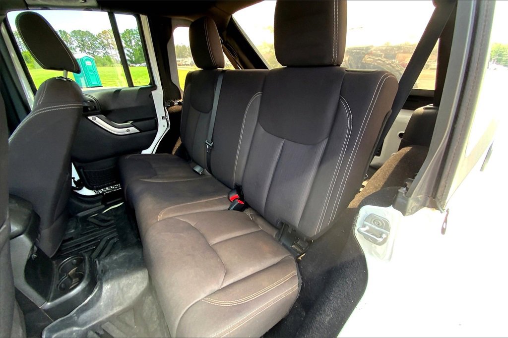 2013 Jeep Wrangler Unlimited Sahara photo 23