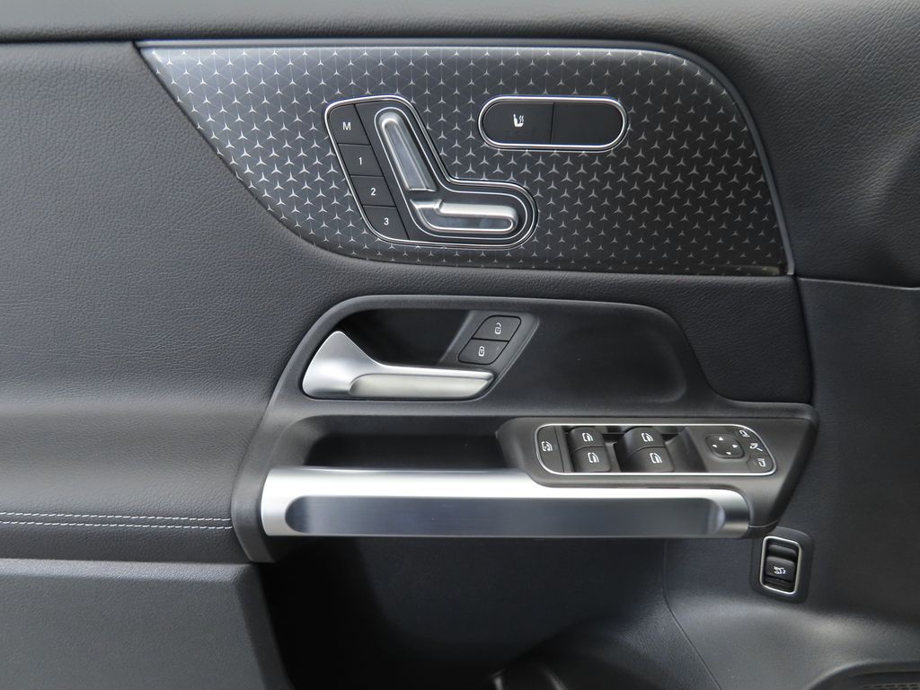 2025 Mercedes Benz GLB 250 photo 23