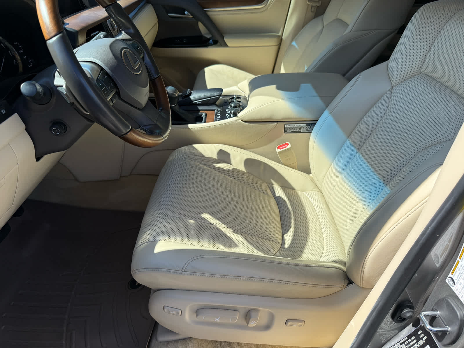 2021 Lexus LX 570 photo 10