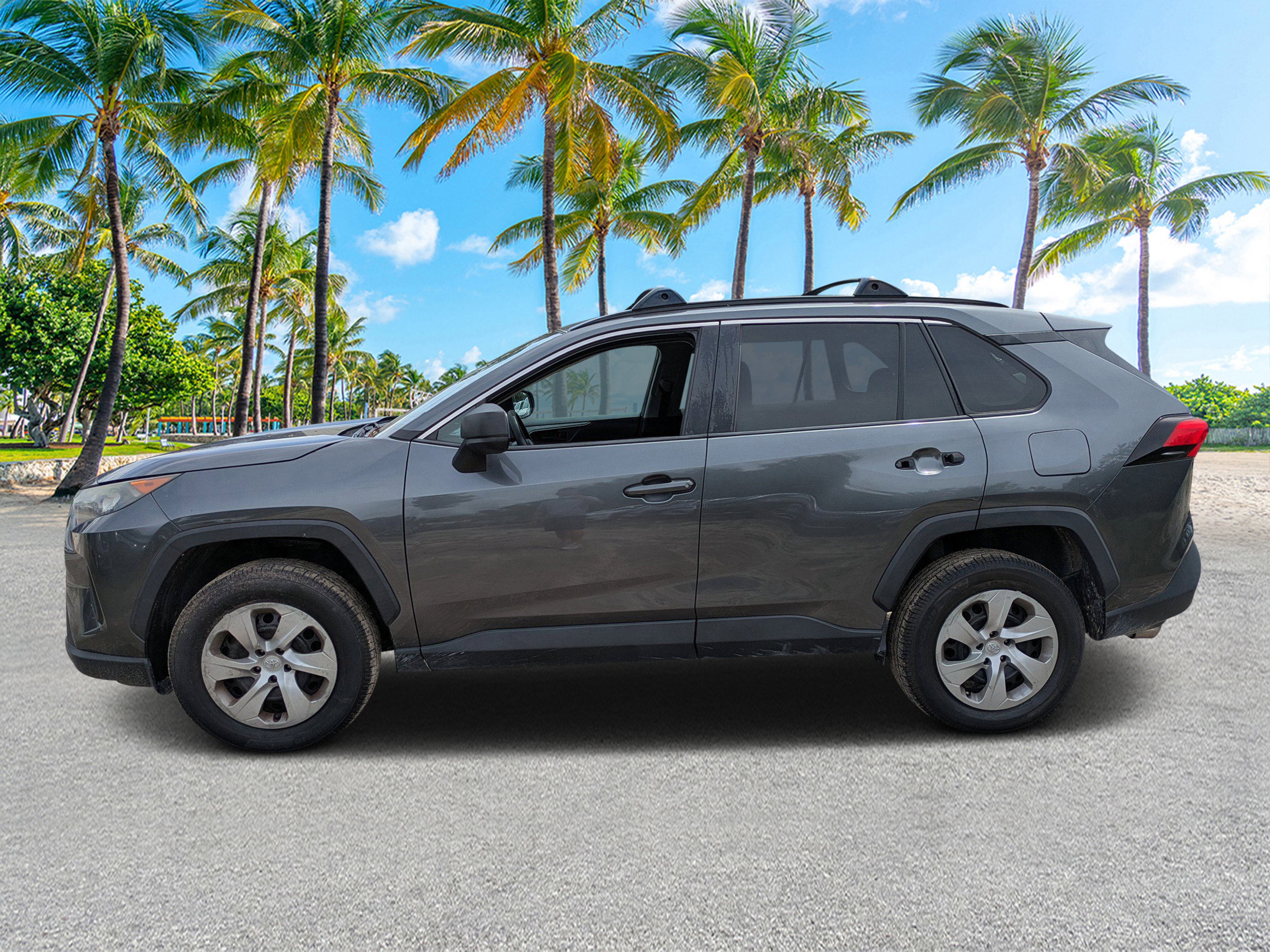 2021 Toyota RAV4 LE photo 5