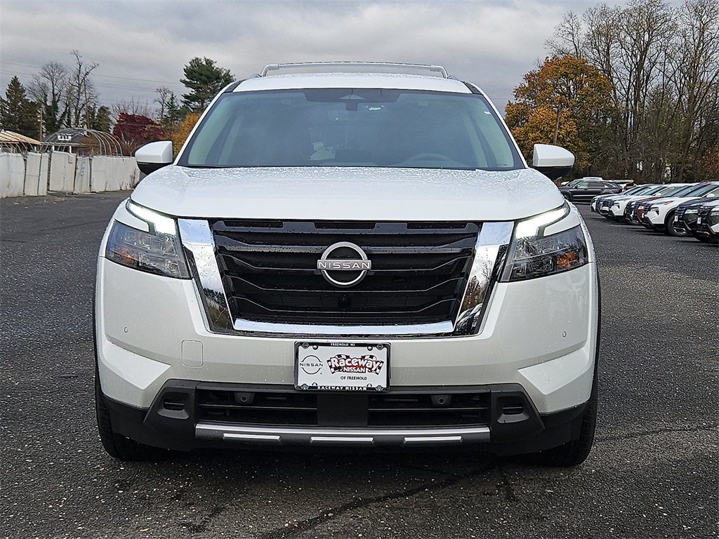 2025 Nissan Pathfinder SL photo 2