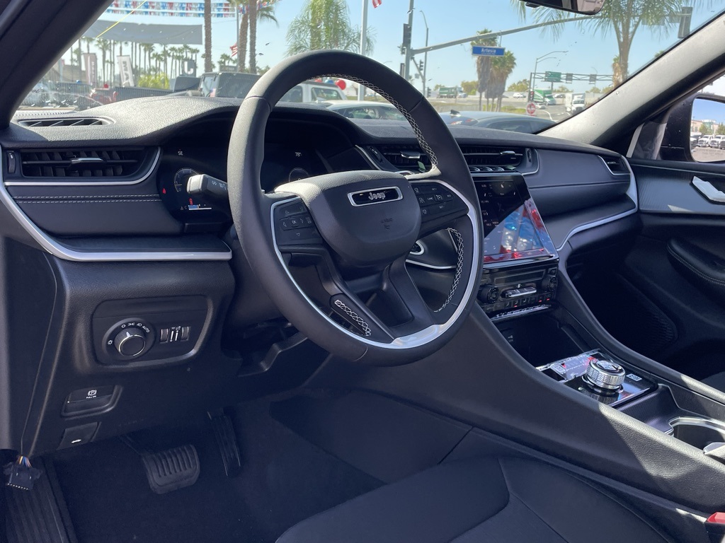 2025 Jeep Grand Cherokee Laredo X photo 15