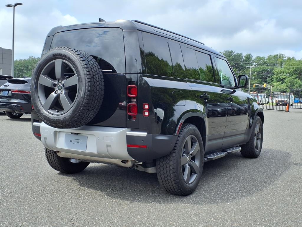 2025 Land Rover Defender 110 S photo 21