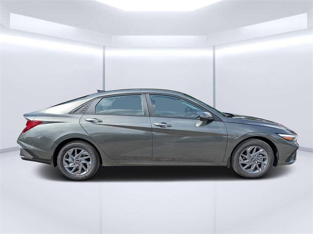 2025 Hyundai Elantra Hybrid Blue photo 2