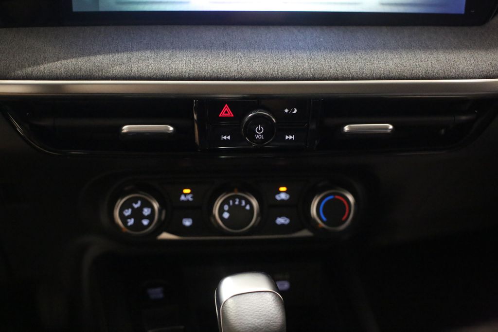 2025 Nissan Kicks SV photo 11