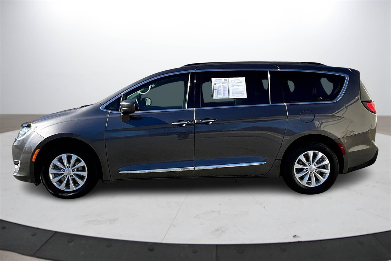 2017 Chrysler Pacifica Touring L photo 4