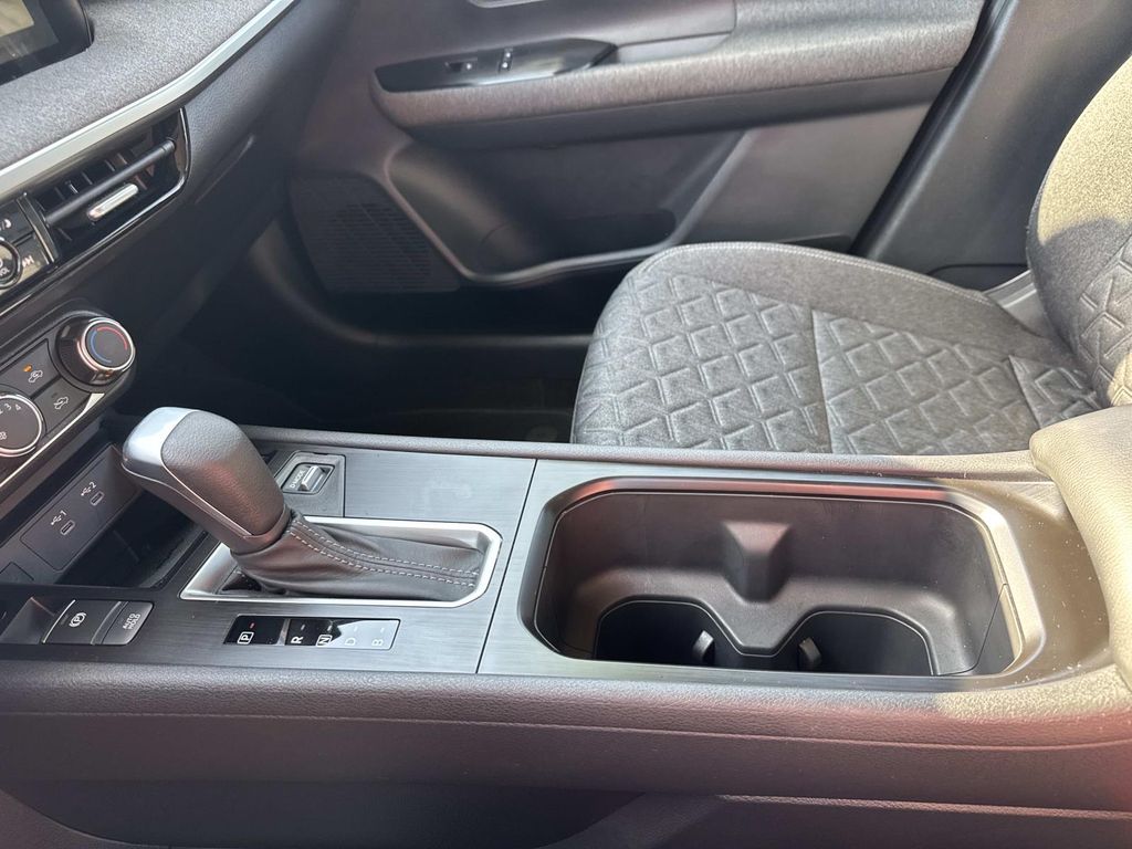 2025 Nissan Kicks SV photo 25