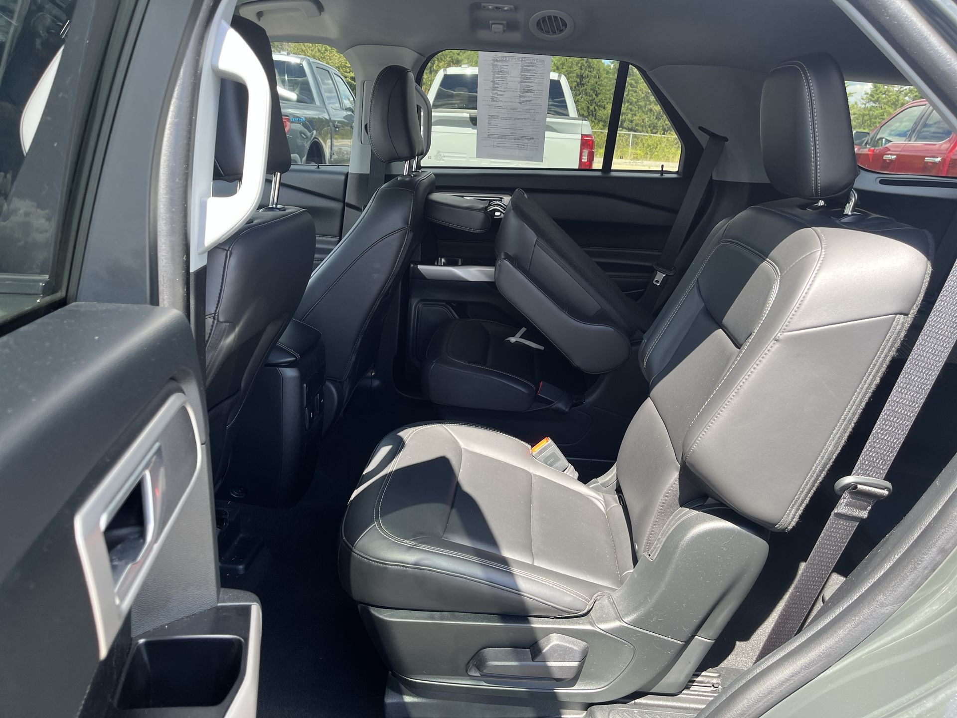 2023 Ford Explorer XLT photo 3