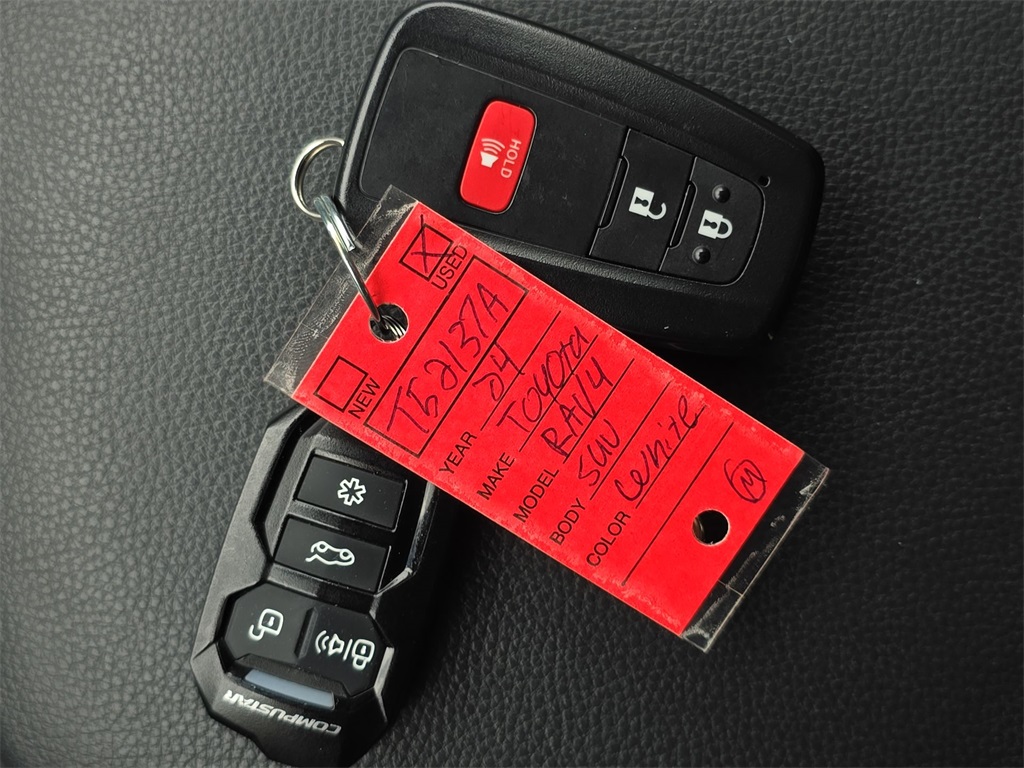 2024 Toyota RAV4 XLE photo 39