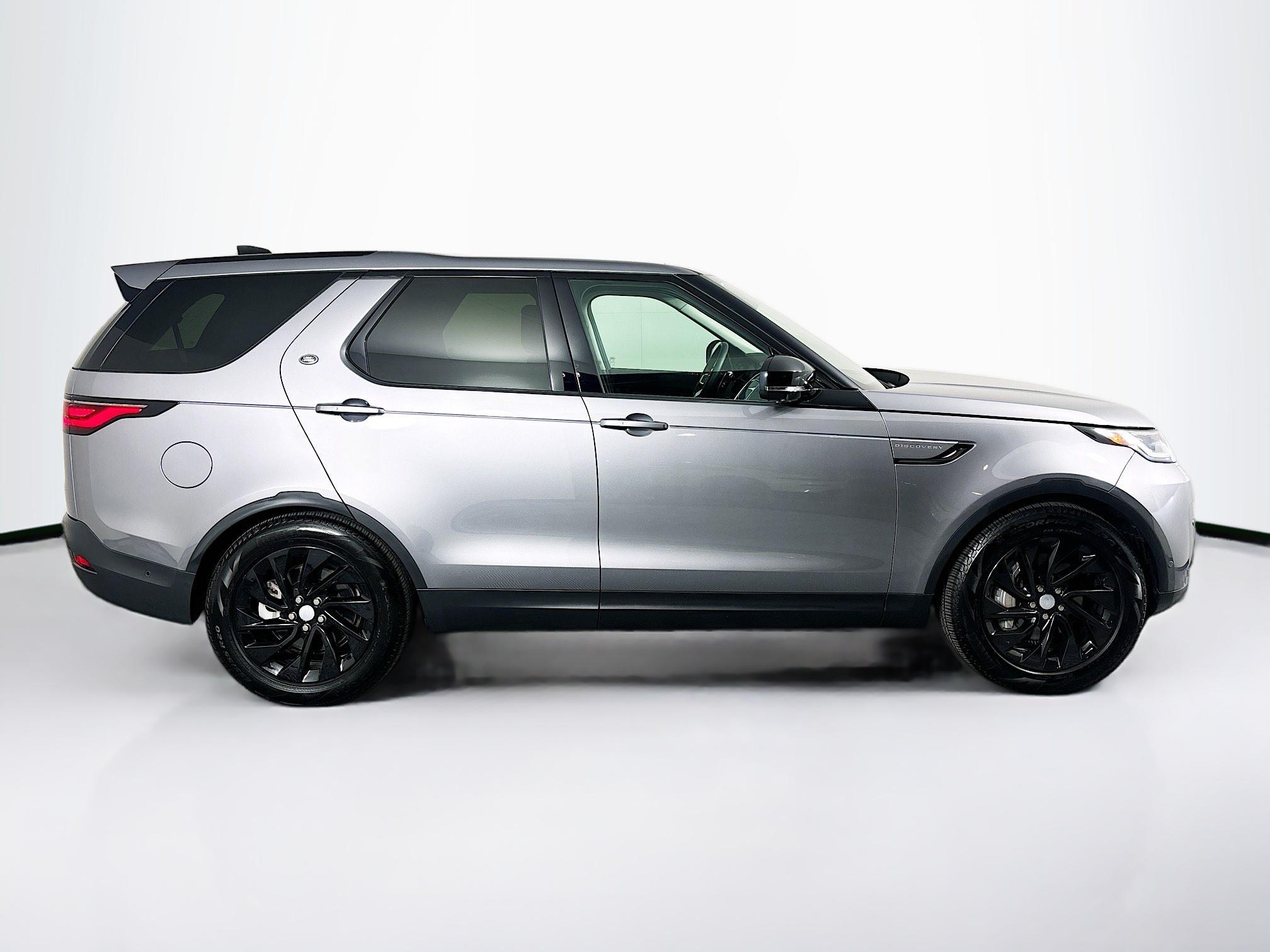 2024 Land Rover Discovery S photo 4