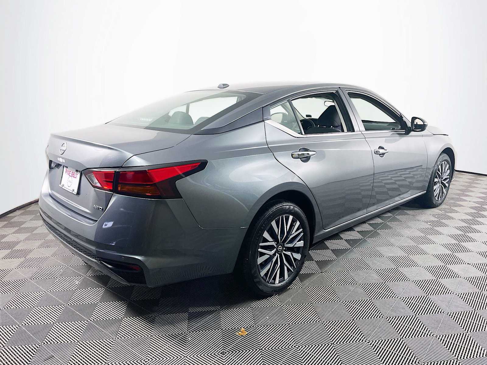 2025 Nissan Altima SV photo 4