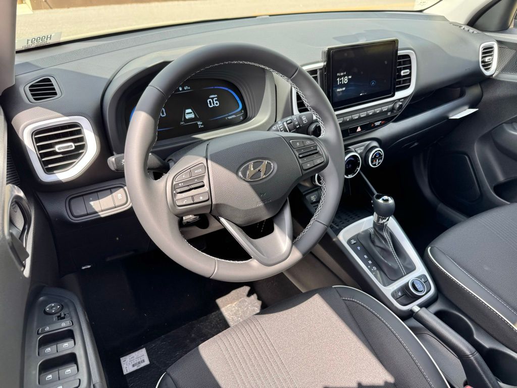 2025 Hyundai Venue Limited photo 2