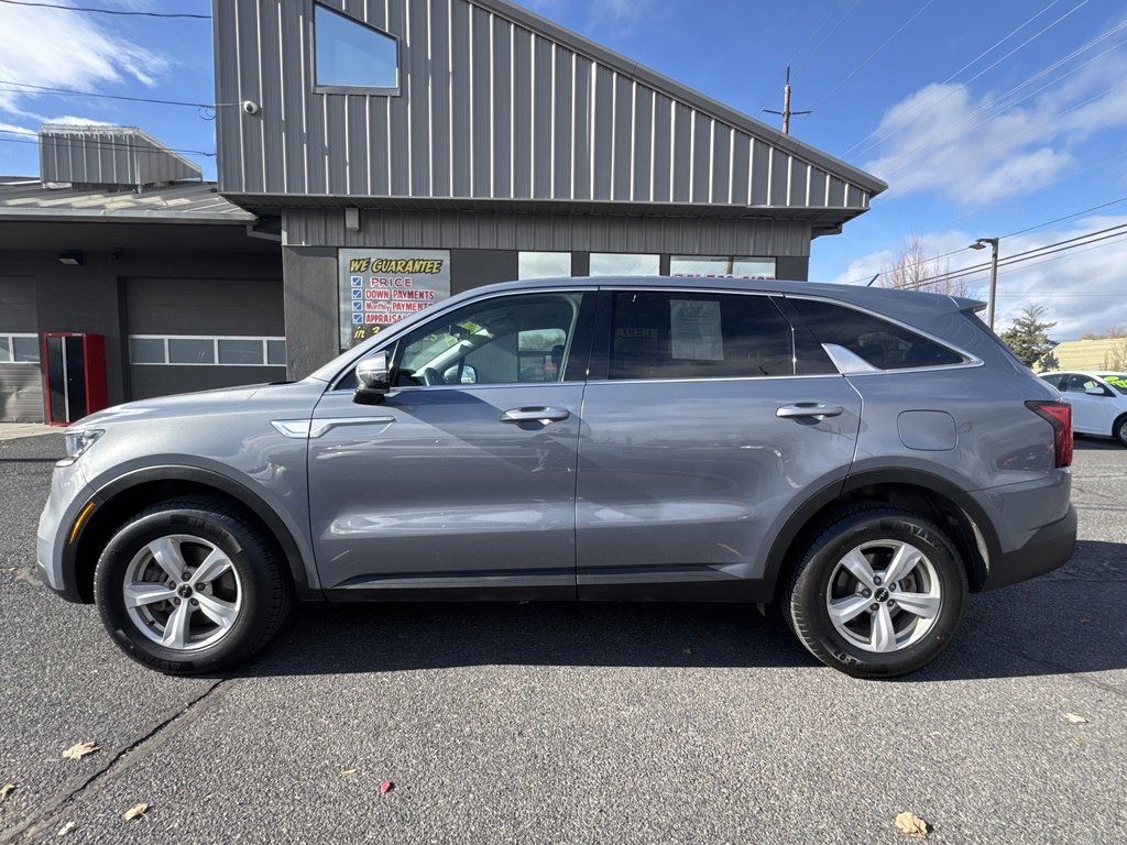 2022 Kia Sorento LX photo 2