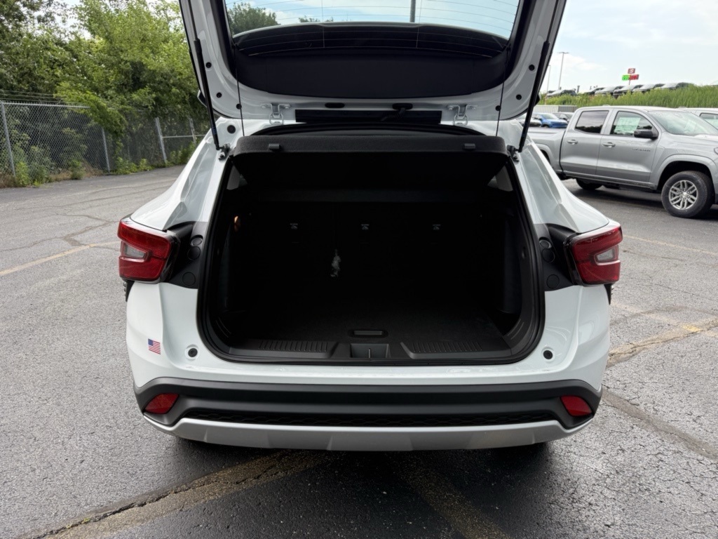 2025 Chevrolet Trax LT photo 13