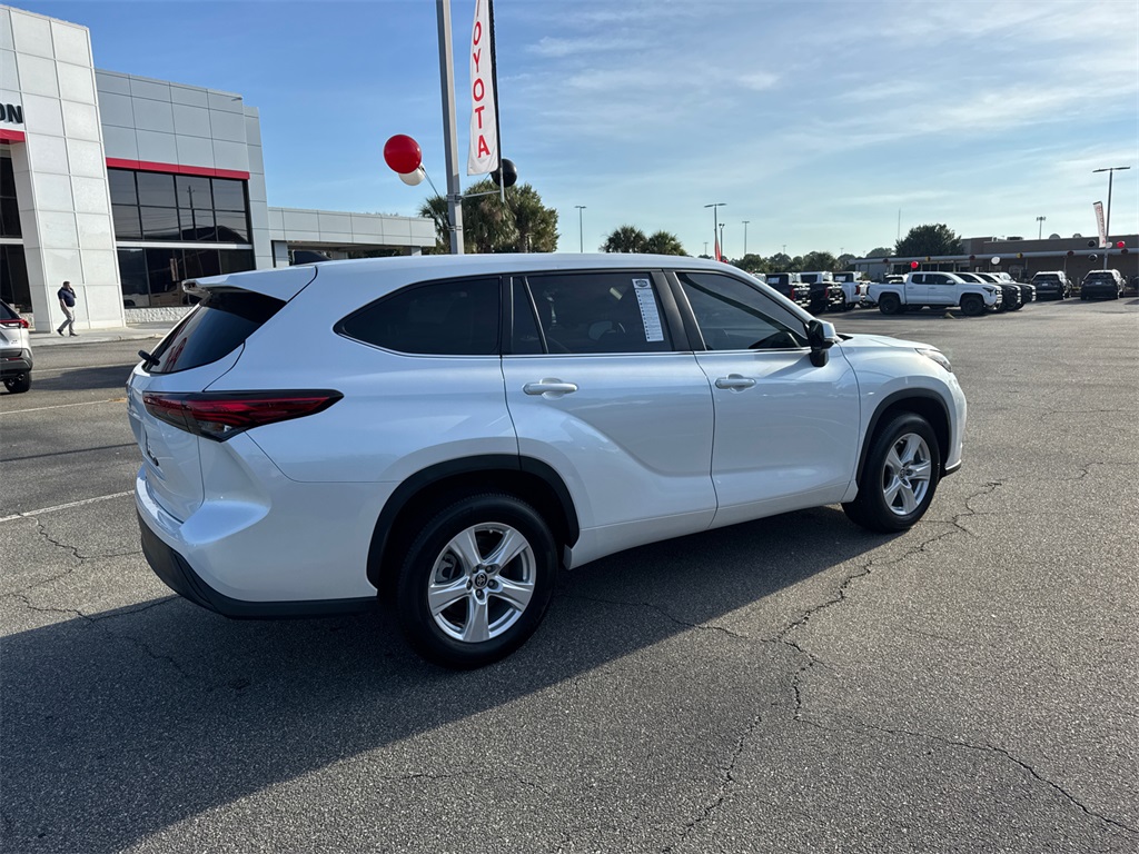 2023 Toyota Highlander L photo 2