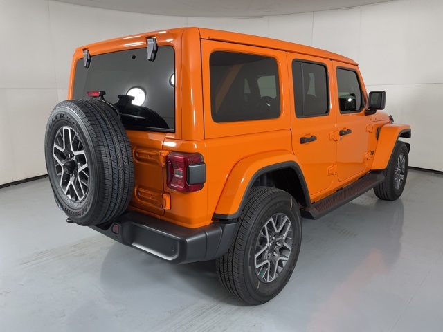 2025 Jeep Wrangler Sahara photo 8