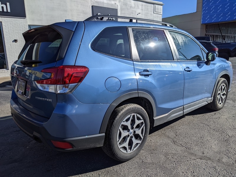 2022 Subaru Forester Premium photo 2