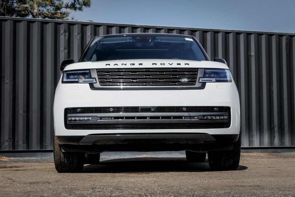 2025 Land Rover Range Rover SE photo 4