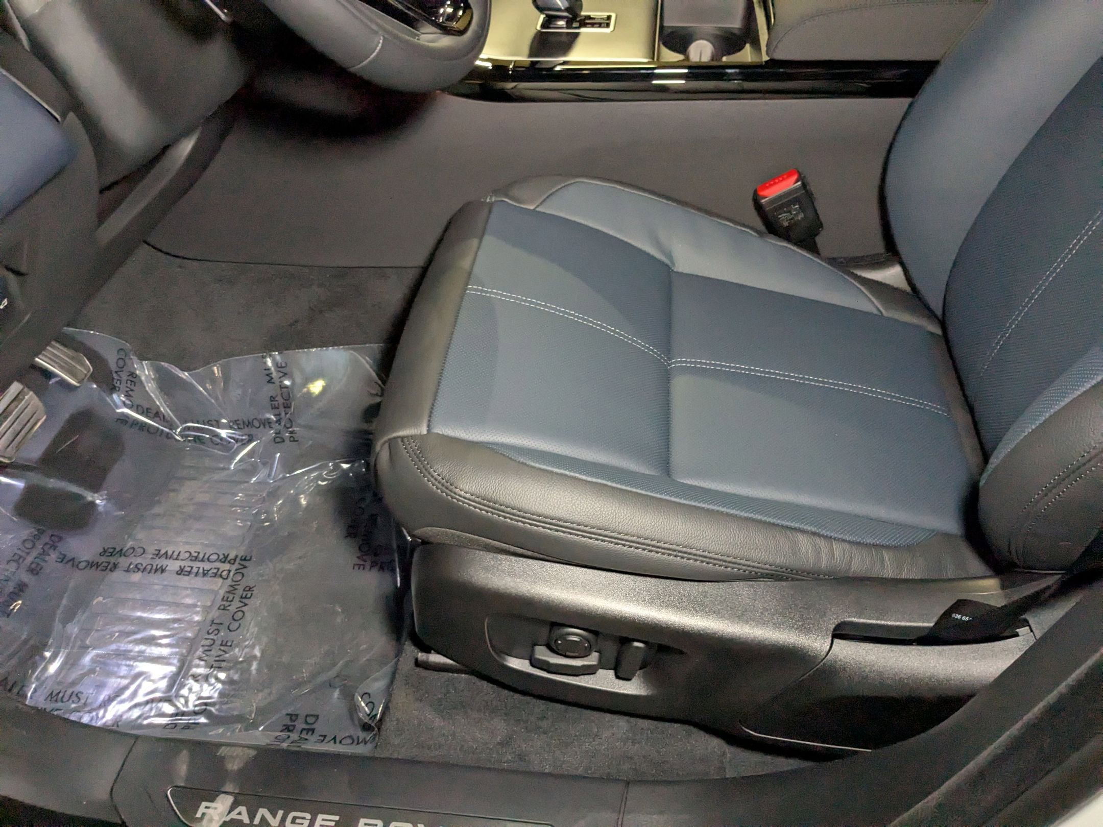 2026 Land Rover Range Rover Velar SE photo 4
