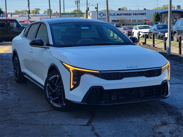 2025 Kia K4 GT-Line photo 2