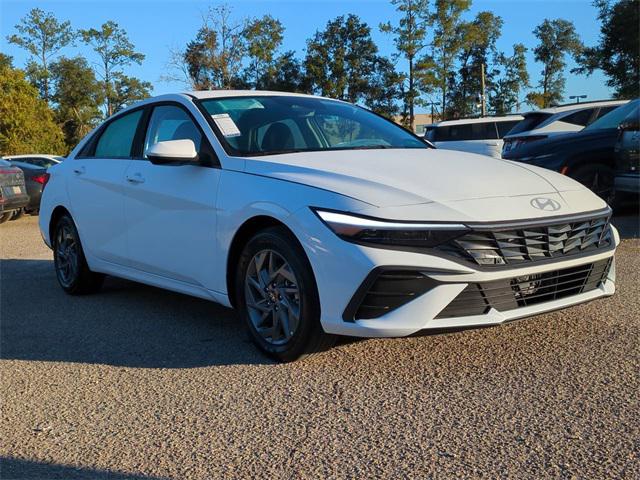 2026 Hyundai Elantra Blue SEL Sport photo 3