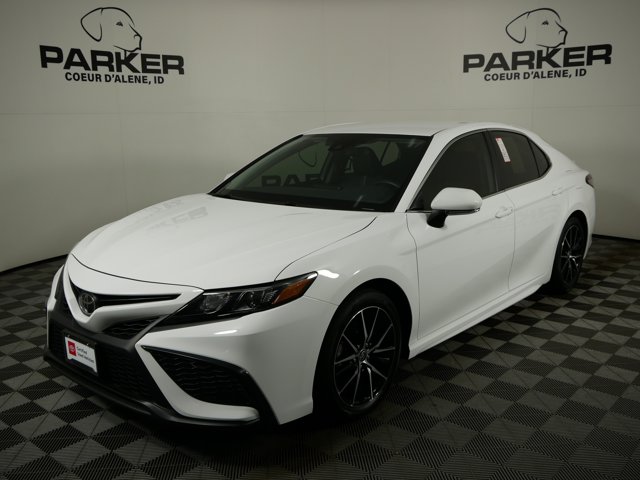 2024 Toyota Camry SE's photo