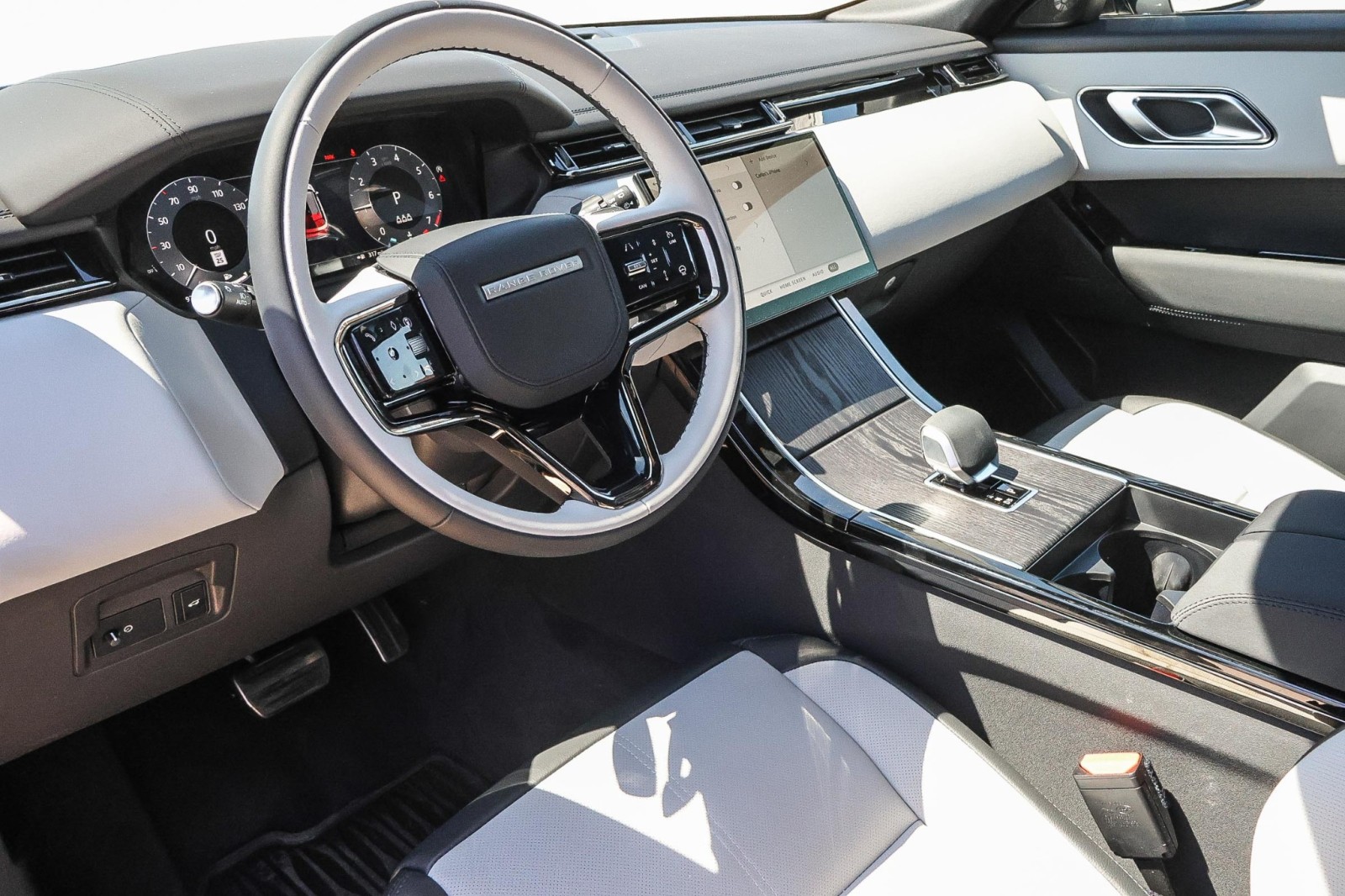 2026 Land Rover Range Rover Velar SE photo 18