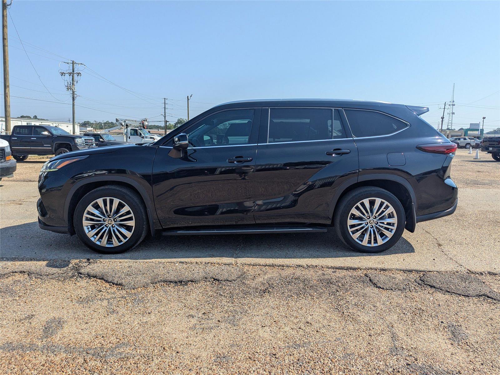 2024 Toyota Highlander LE photo 2
