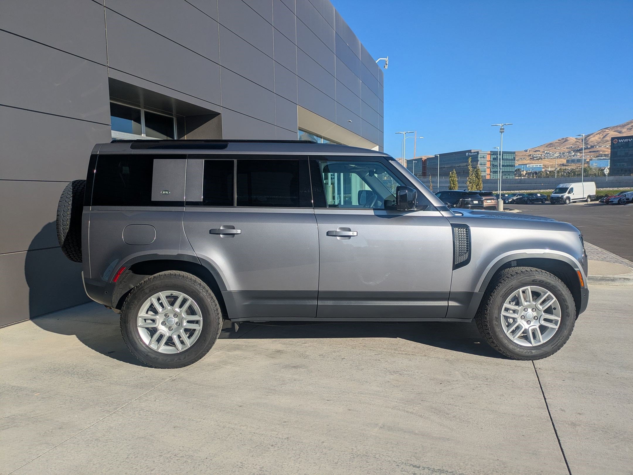 2024 Land Rover Defender 110 S photo 4