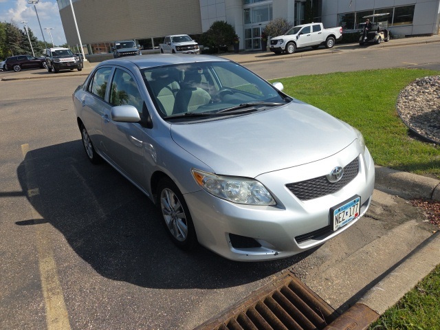 2009 Toyota Corolla LE photo 2