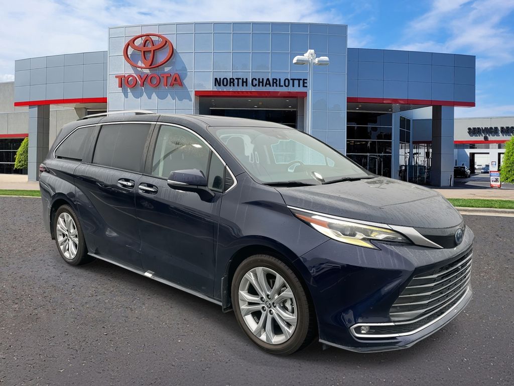 2023 Toyota Sienna Platinum's photo
