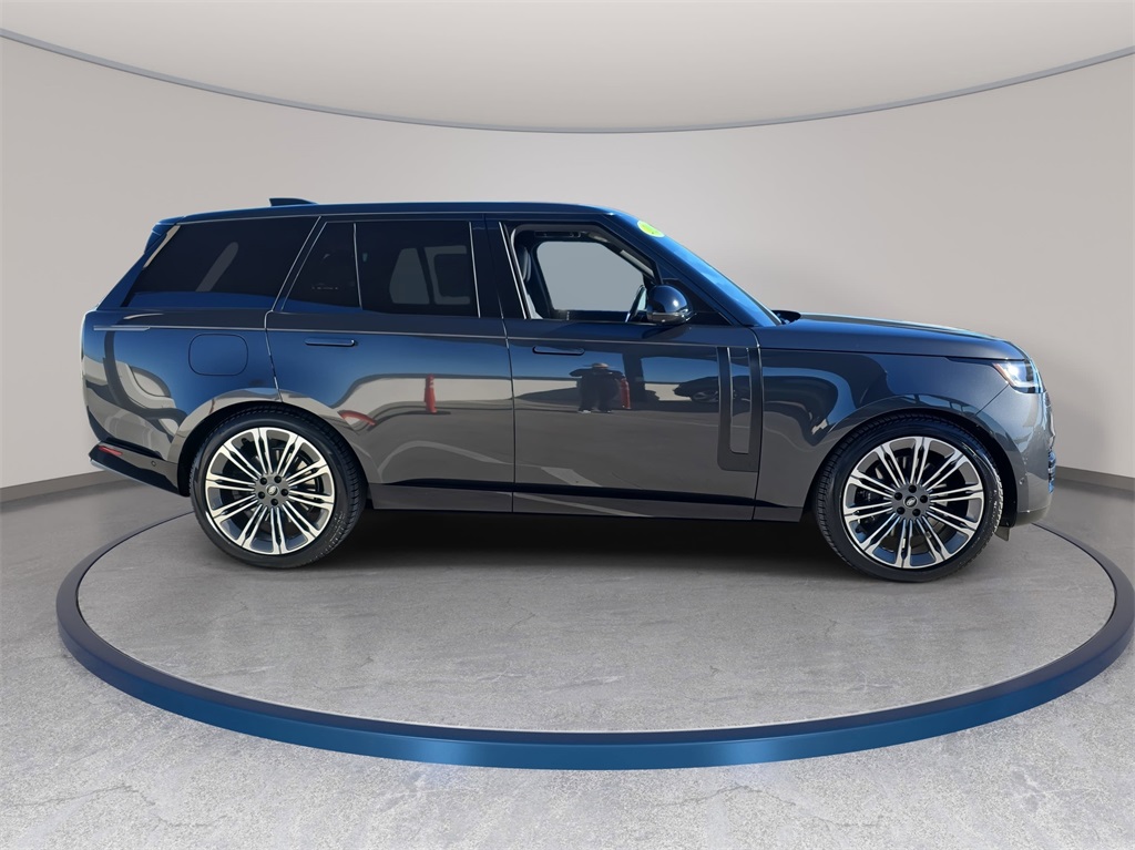 2024 Land Rover Range Rover SE photo 4