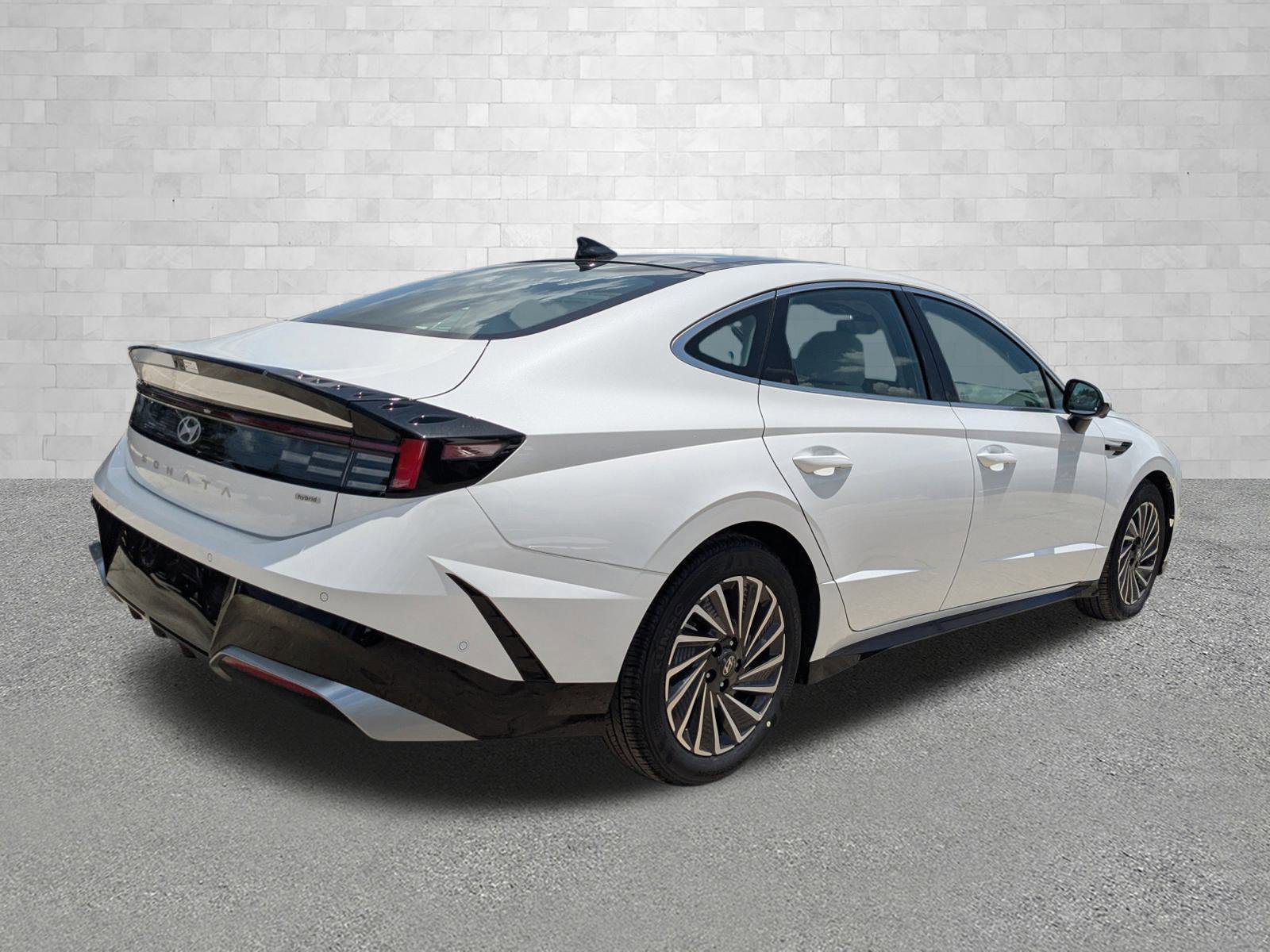 2025 Hyundai Sonata Hybrid Limited photo 2