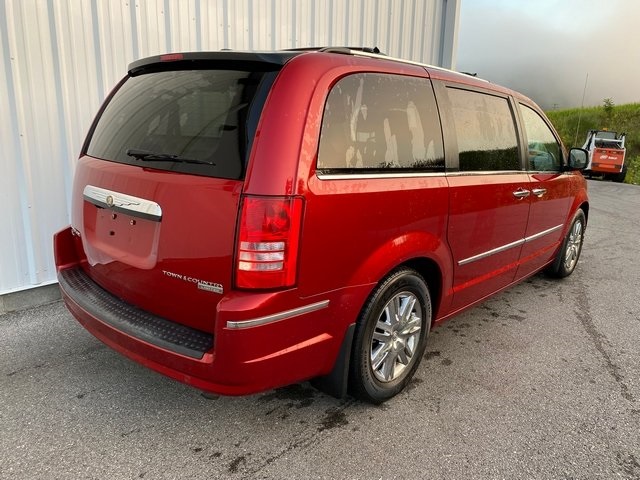 2010 Chrysler Town & Country Limited photo 4