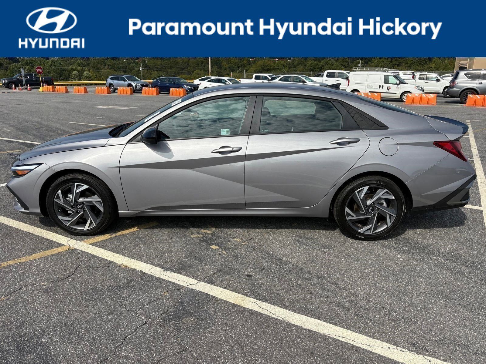 2025 Hyundai Elantra SEL Sport photo 2