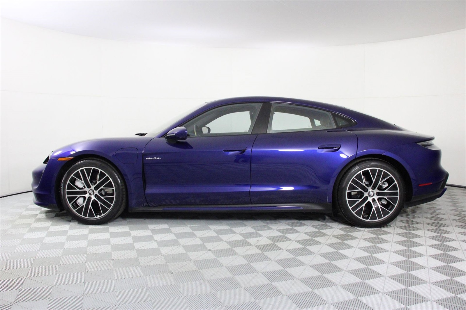 2020 Porsche Taycan Turbo S photo 2
