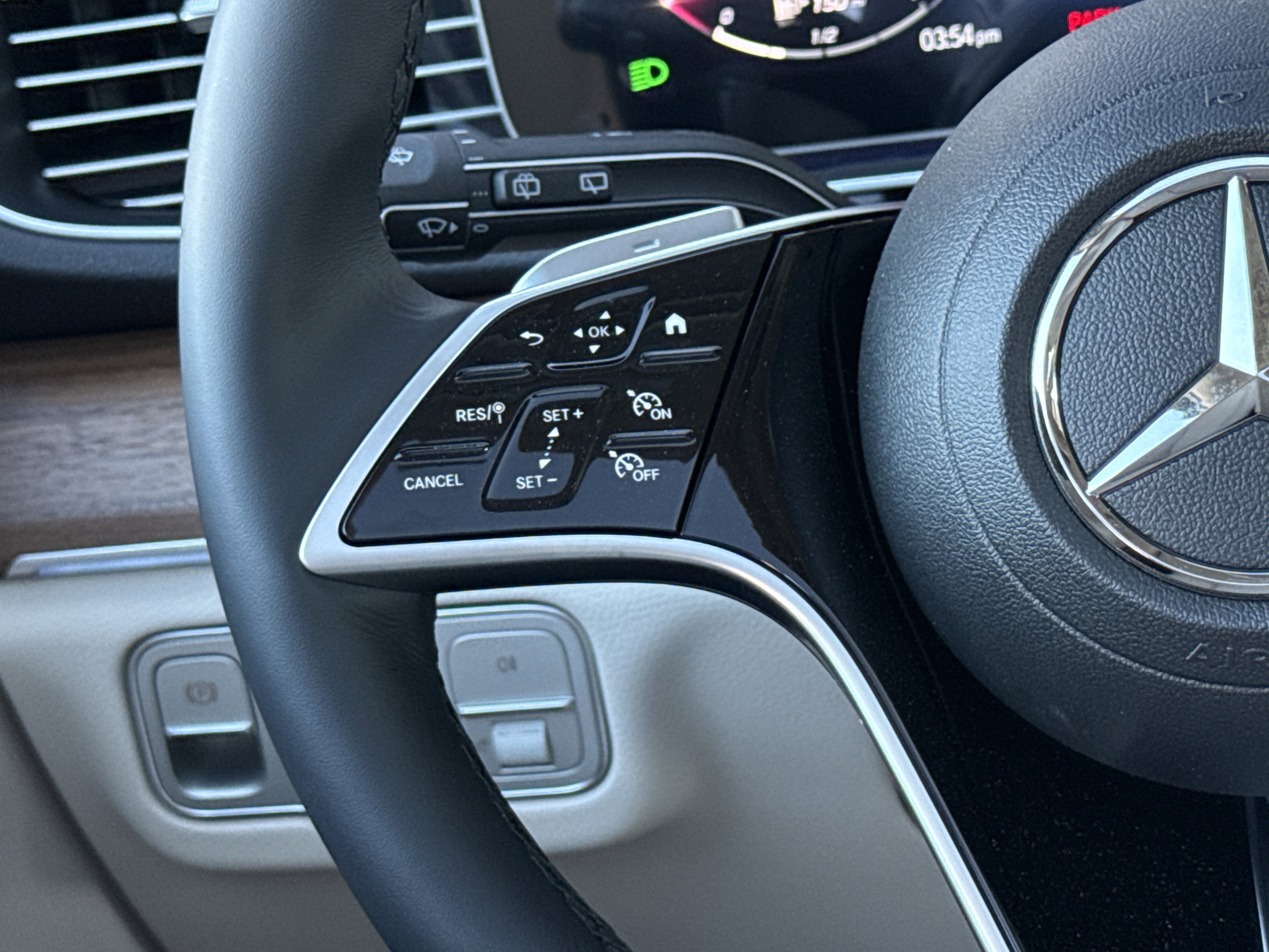 2025 Mercedes Benz GLE 350 4MATIC photo 4