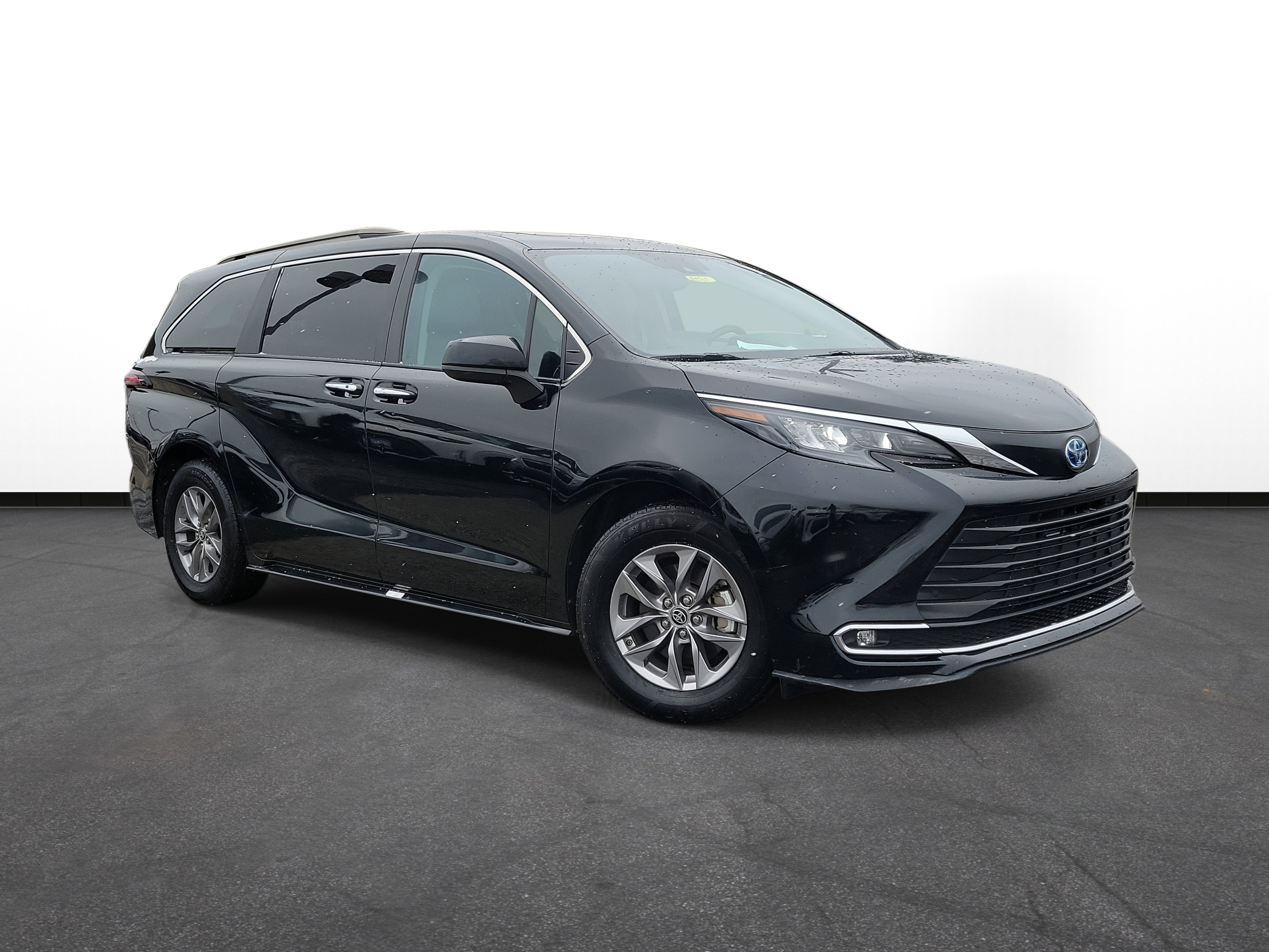 2024 Toyota Sienna XLE's photo
