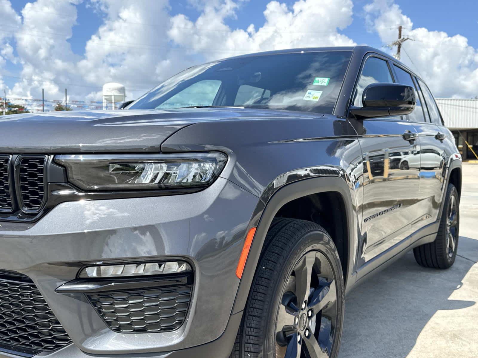 2025 Jeep Grand Cherokee Limited photo 3