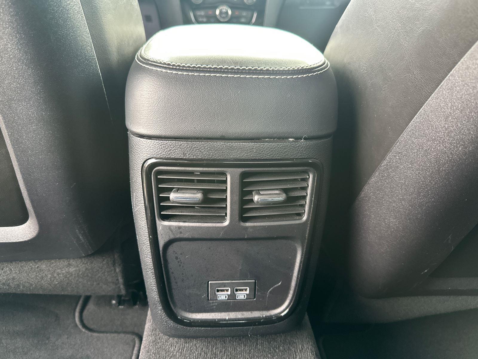 2020 Chrysler 300 photo 23