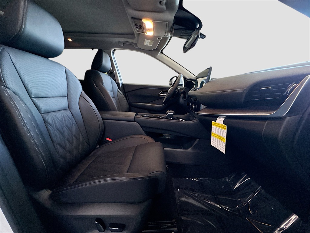 2026 Nissan Rogue Platinum photo 6