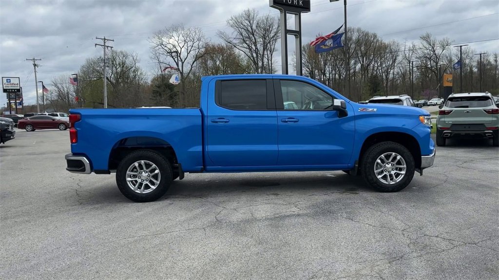 2025 Chevrolet Silverado 1500 LT photo 2