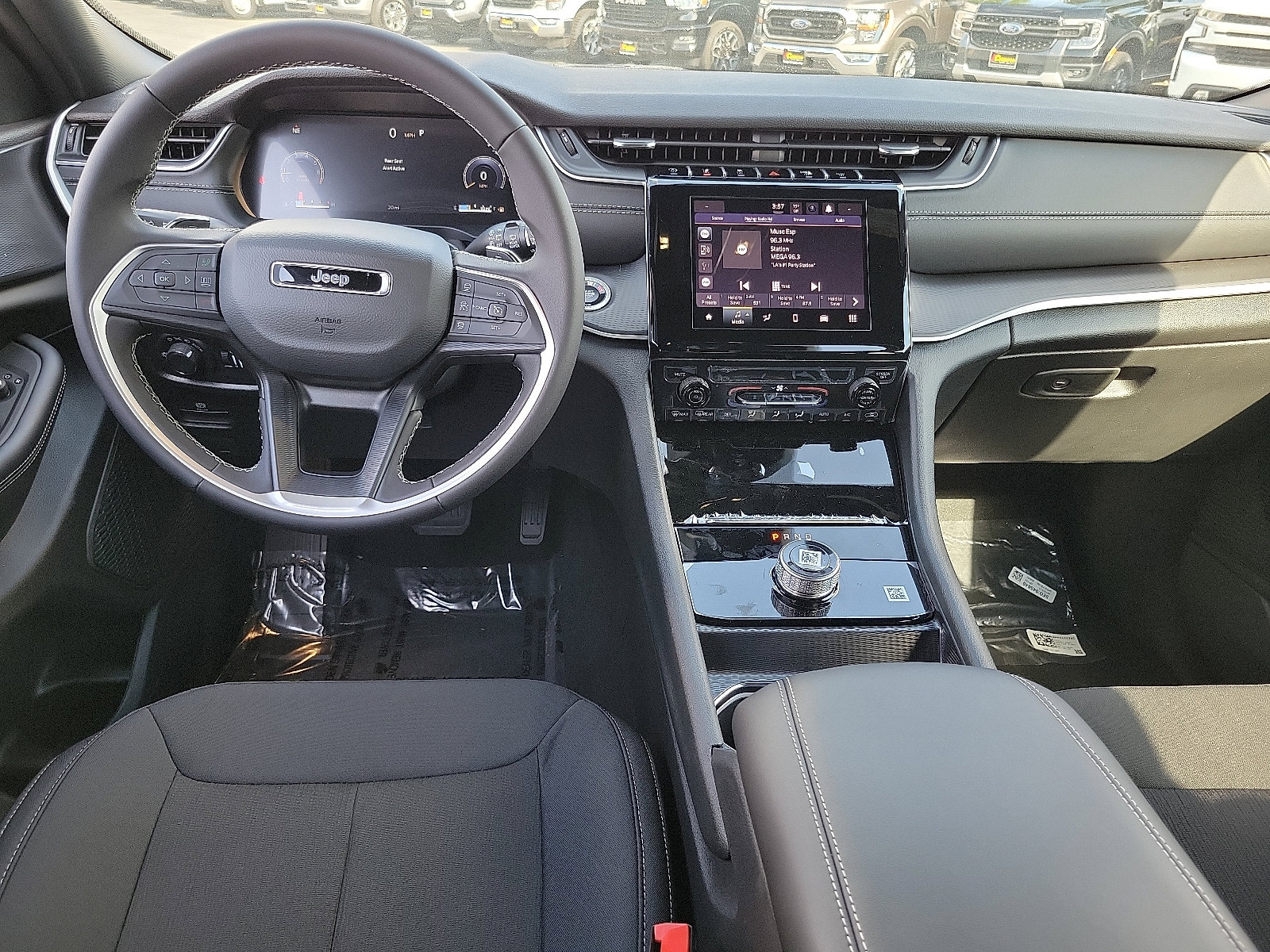 2025 Jeep Grand Cherokee Laredo X photo 2