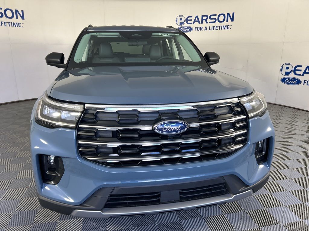 2025 Ford Explorer photo 2