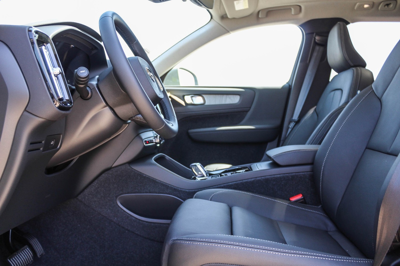 2024 Volvo XC40 Plus photo 16