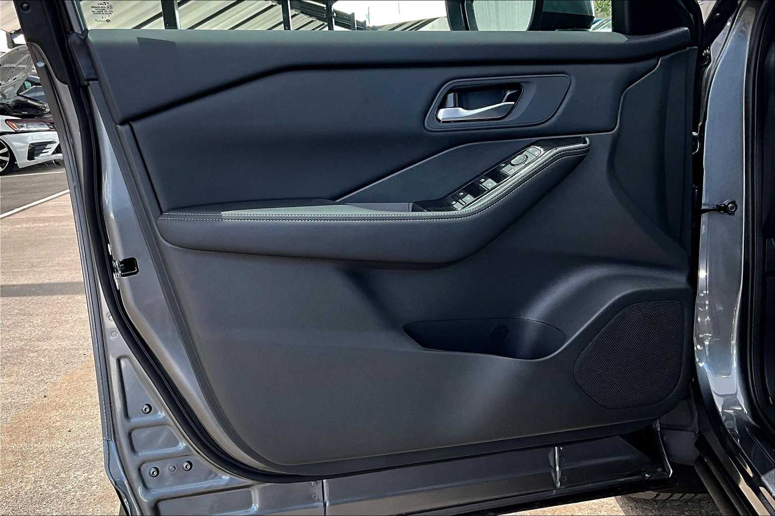 2025 Nissan Rogue SV photo 13