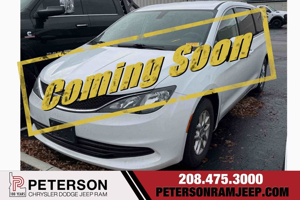 2020 Chrysler Voyager LX's photo