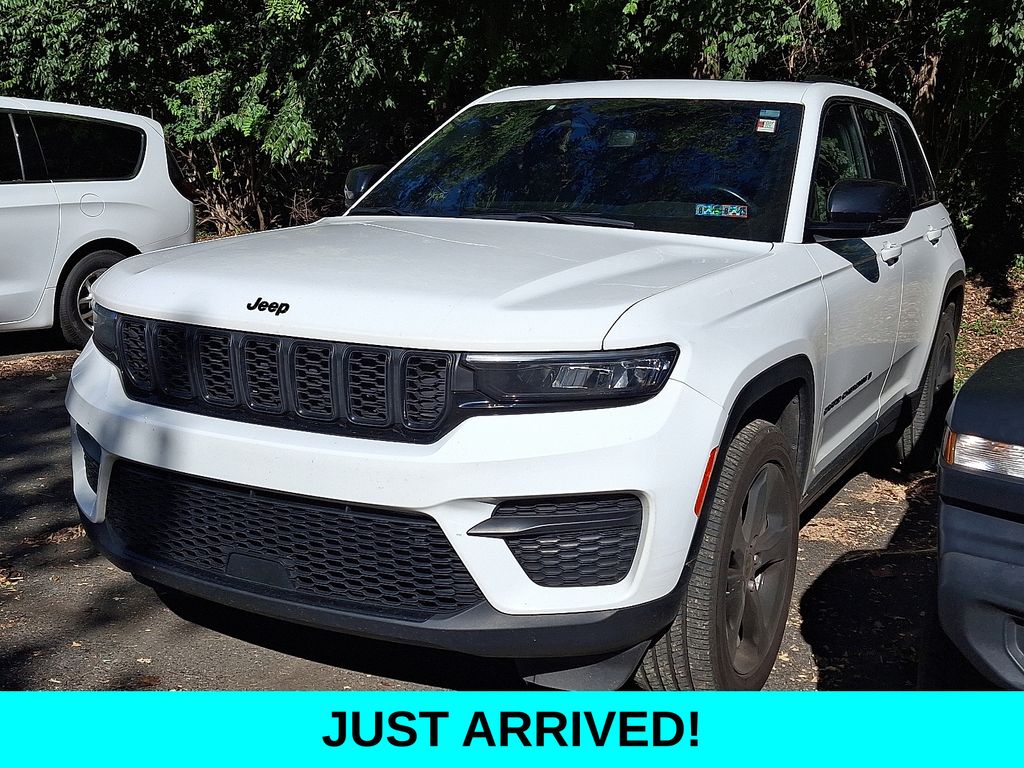 2023 Jeep Grand Cherokee Laredo Altitude photo 3