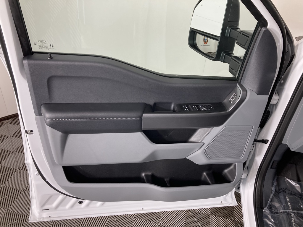 2025 Ford F-350 XLT photo 2